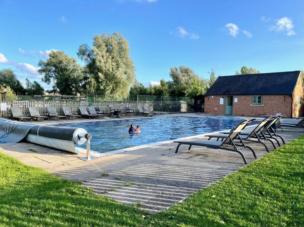 Cosy Cotswold Lodge By Your Home Here - Summer Sale For 3 Plus Nights - Ideal For Families With Log-Burner, Spa, Private Parking And Heated Swimming Pools Ashton Keynes Экстерьер фото