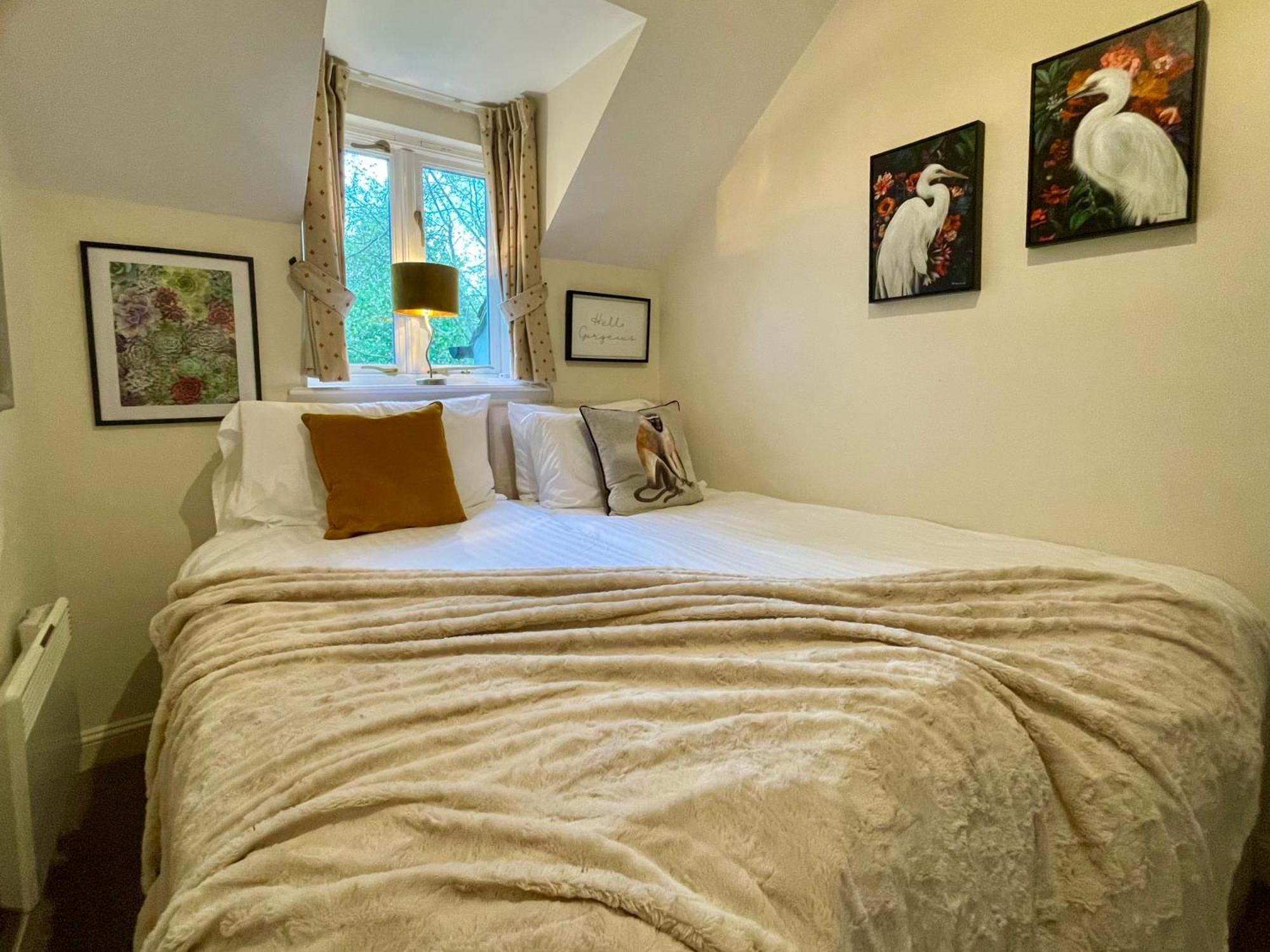 Cosy Cotswold Lodge By Your Home Here - Summer Sale For 3 Plus Nights - Ideal For Families With Log-Burner, Spa, Private Parking And Heated Swimming Pools Ashton Keynes Экстерьер фото