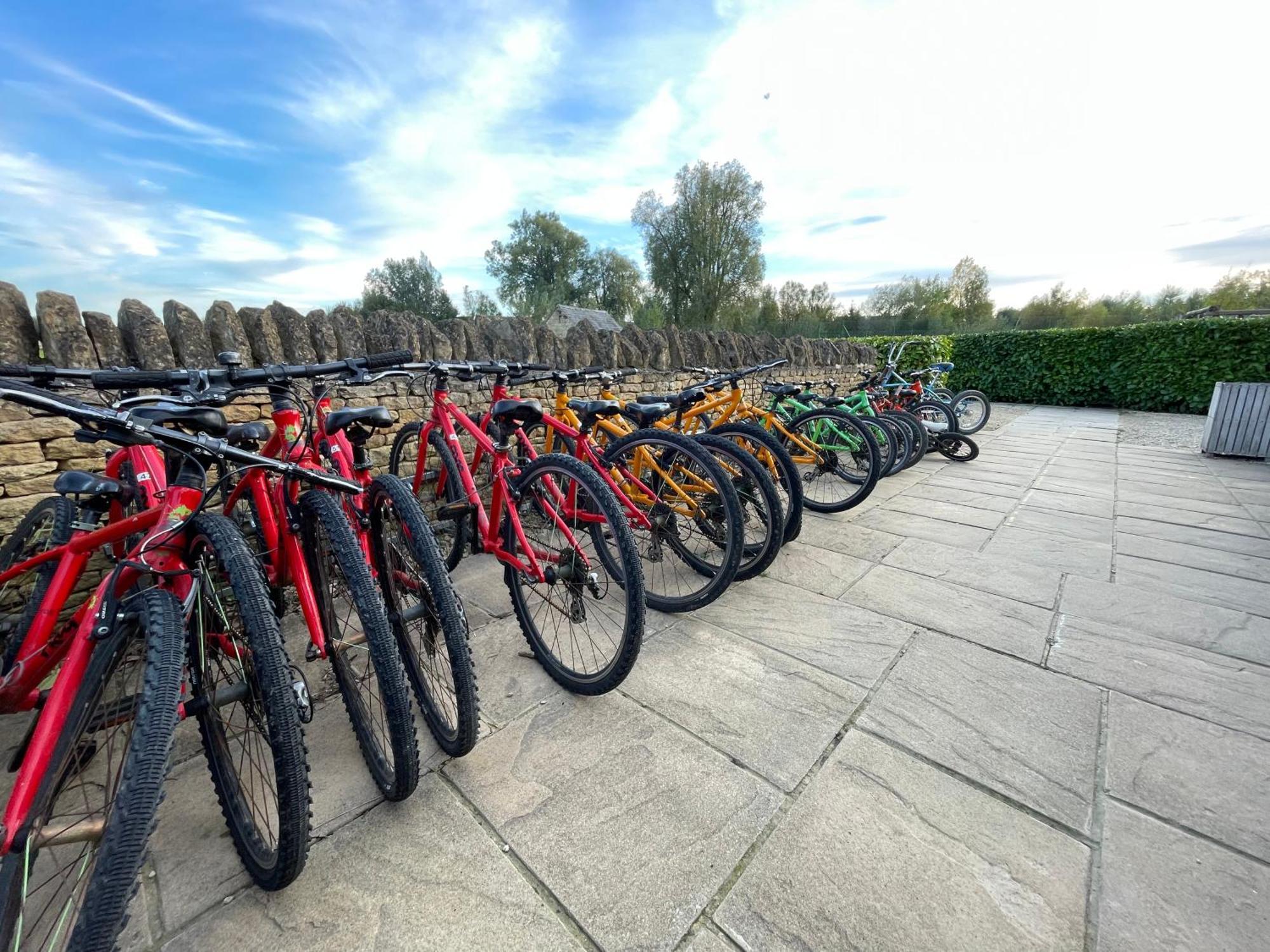 Cosy Cotswold Lodge By Your Home Here - Summer Sale For 3 Plus Nights - Ideal For Families With Log-Burner, Spa, Private Parking And Heated Swimming Pools Ashton Keynes Экстерьер фото