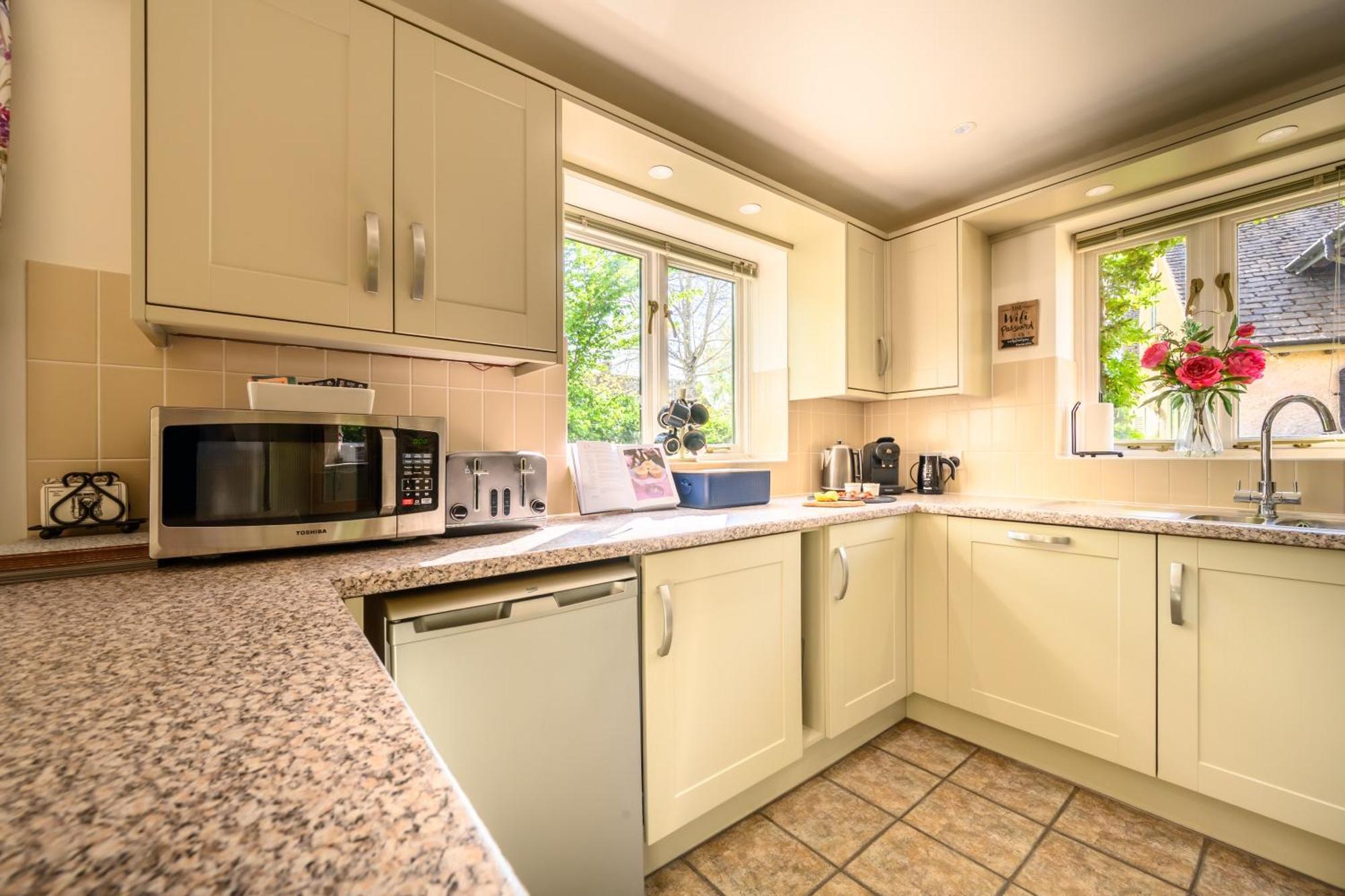 Cosy Cotswold Lodge By Your Home Here - Summer Sale For 3 Plus Nights - Ideal For Families With Log-Burner, Spa, Private Parking And Heated Swimming Pools Ashton Keynes Экстерьер фото