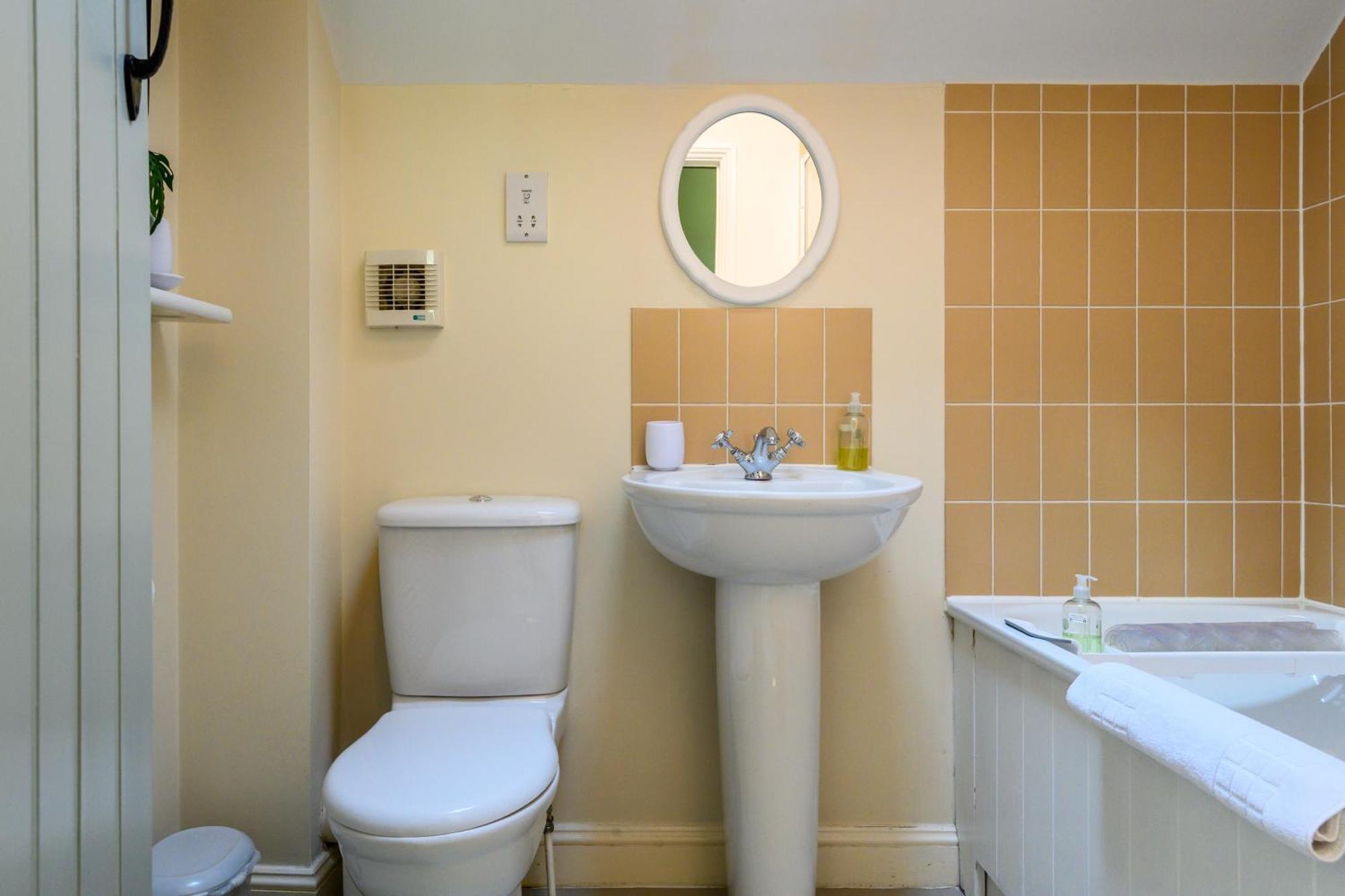 Cosy Cotswold Lodge By Your Home Here - Summer Sale For 3 Plus Nights - Ideal For Families With Log-Burner, Spa, Private Parking And Heated Swimming Pools Ashton Keynes Экстерьер фото
